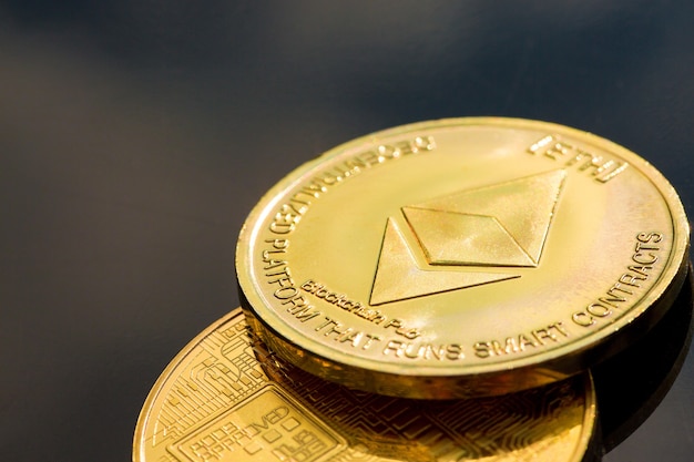 Goldmünzen der Kryptowährung - Bitcoin, Ethereum, Litecoin