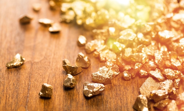 Goldnuggets im Hintergrund. Nahaufnahme