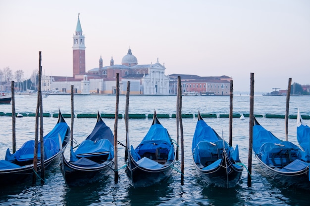 Goldola barco estacionamiento en el lagoo del gran canal de Venecia, Italia