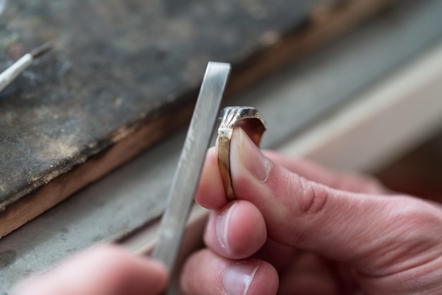 Goldsmith trabajando en un anillo sin terminar