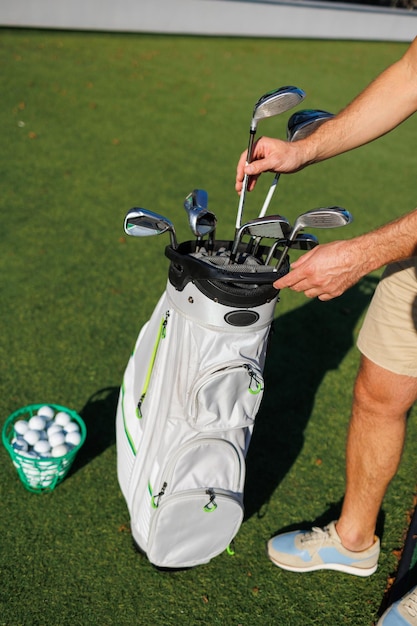 Golf-Enthusiast enthüllt Club auf dem Grün