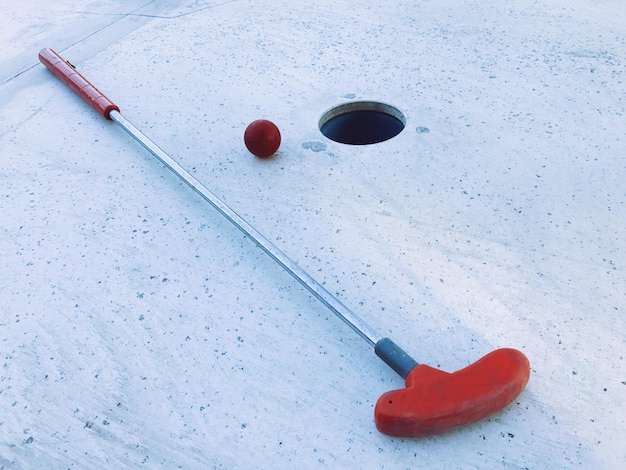 Foto golf en miniatura con pelota en el campo de golf