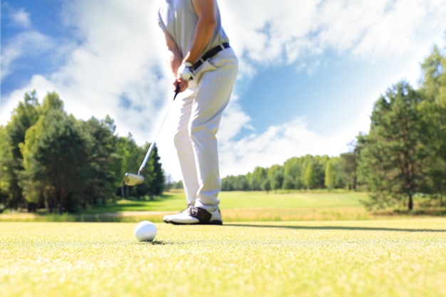 Golfansatz mit Eisen vom Fairway am sonnigen Tag geschossen.