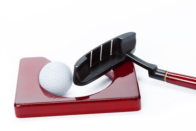Golfausrüstung getrennt auf Weiß