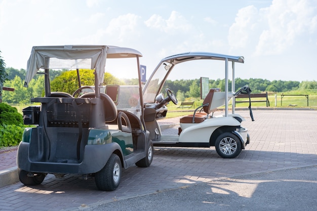 Golfauto stehender Parkplatz Golfclub Warmer Sommertag Luxus-Lifestyle-Konzept