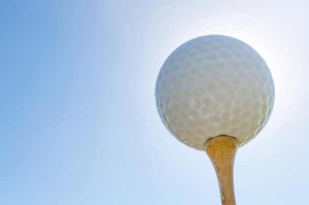 Golfball auf Abschlag. Nahansicht.