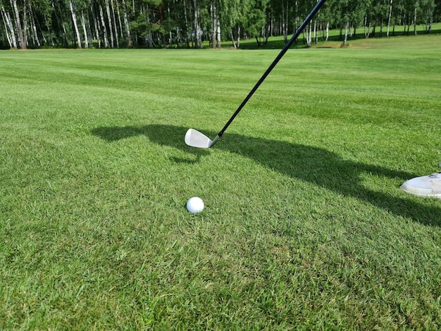 Golfball auf Feld mit Golfschläger schlagen