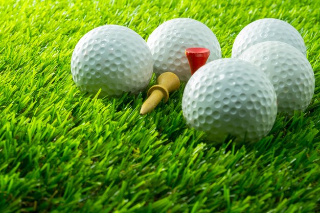 Golfball auf Gras