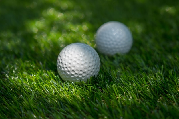 Golfball auf Gras