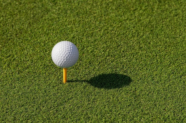 Golfball auf grünem Gras