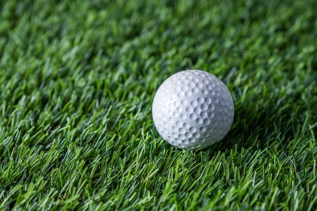 Foto golfball auf grünem gras