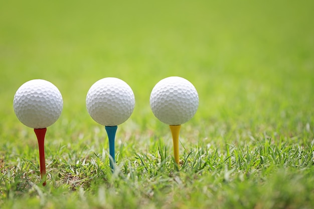 Golfball auf hölzernem Golft-stück.