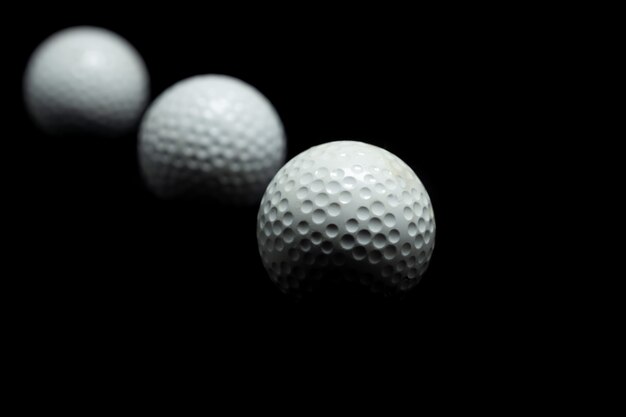 Golfball auf schwarzem Hintergrund