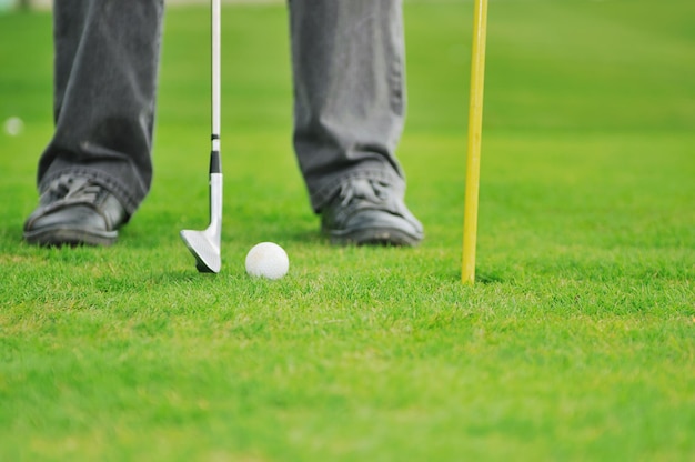 golfball auf sportgolfplatz und loch