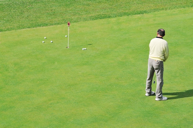 golfball auf sportgolfplatz und loch