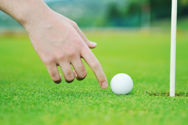 golfball auf sportgolfplatz und loch