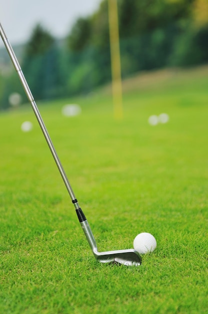 golfball auf sportgolfplatz und loch