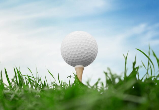 Golfball auf T-Stück auf grünem Gras