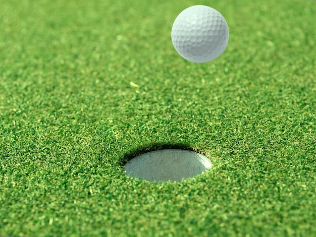 Golfball, der auf einem Golfplatz in der Luft schwebt