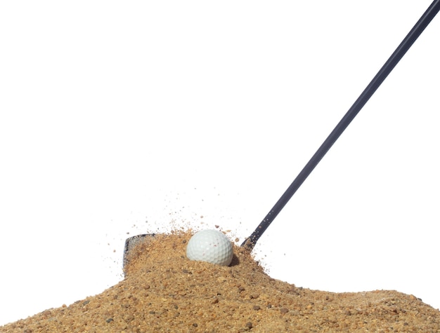 Golfball explodiert aus Sandbunker Golfer schlägt Ball mit Club zu Sand Explosion zu Grün Golf Club Schlag Ball in Sand Bunker Explosion Weißer Hintergrund isolierte Gefrierbewegung