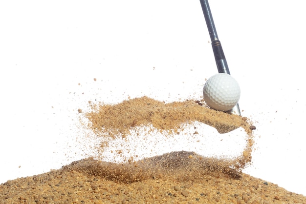 Golfball explodiert aus Sandbunker Golfer schlägt Ball mit Club zu Sand Explosion zu Grün Golf Club Schlag Ball in Sand Bunker Explosion Weißer Hintergrund isolierte Gefrierbewegung