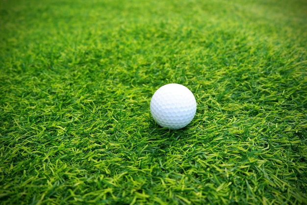 Golfball hautnah auf grünem Gras auf verschwommener, wunderschöner Landschaft mit GolfhintergrundKonzept internationaler Sport, der sich auf Präzisionsfähigkeiten zur gesundheitlichen Entspannung stütztx9