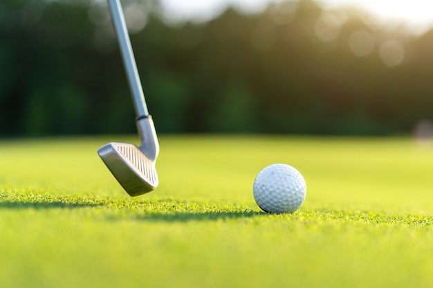 Golfball mit Golfclub auf grünem Gras sonnigen Sommertag Niemand