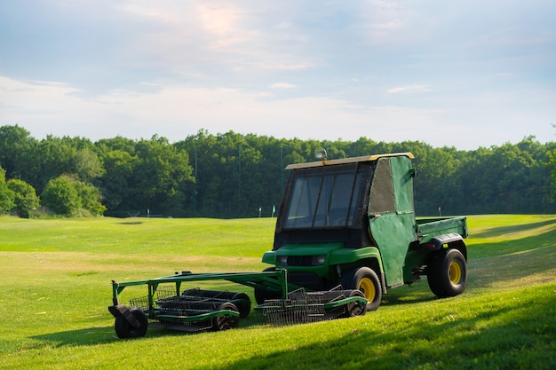 Golfball-Piker-Sammlermaschine Elektroauto zum Sammeln von Golfbällen auf dem Feld Sommertag Keine Leute