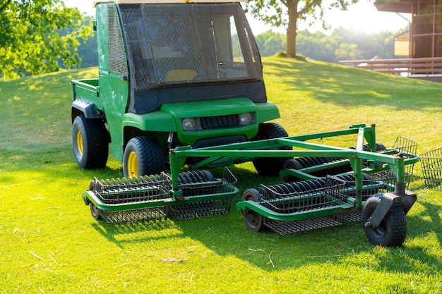 Foto golfball-piker-sammlermaschine elektroauto zum sammeln von golfbällen auf dem feld sommertag keine leute