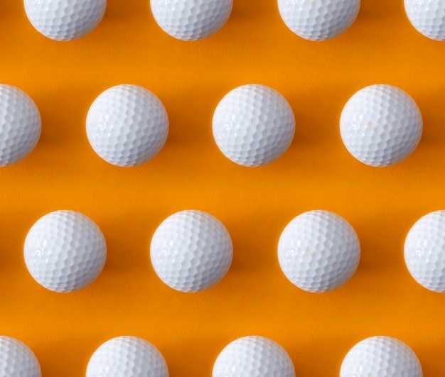 Golfballmuster auf einem orangefarbenen Hintergrund