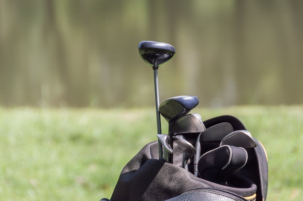 Golfclub in der schwarzen Tasche