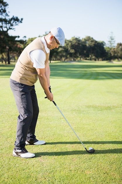 Golfer bereitet seinen Schuss vor