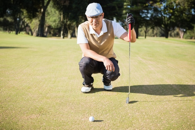 Golfer duckte sich und sah seinen Ball an