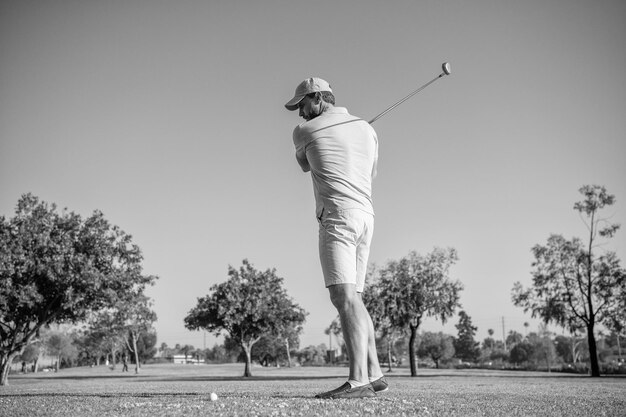 Golfer in Mütze mit Golfschlägergolf