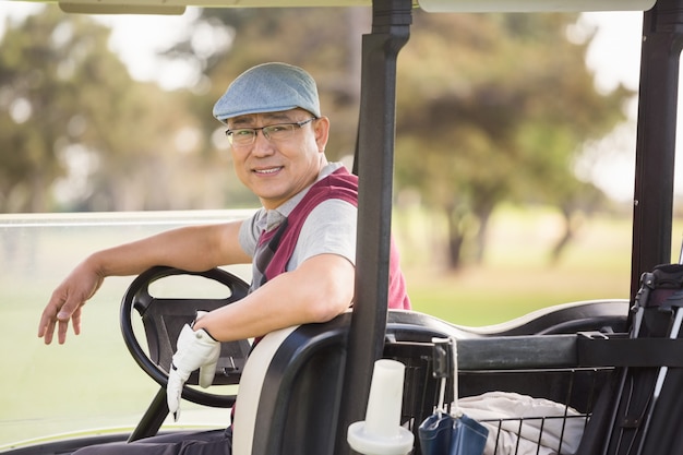 Golfer lächelt und posiert