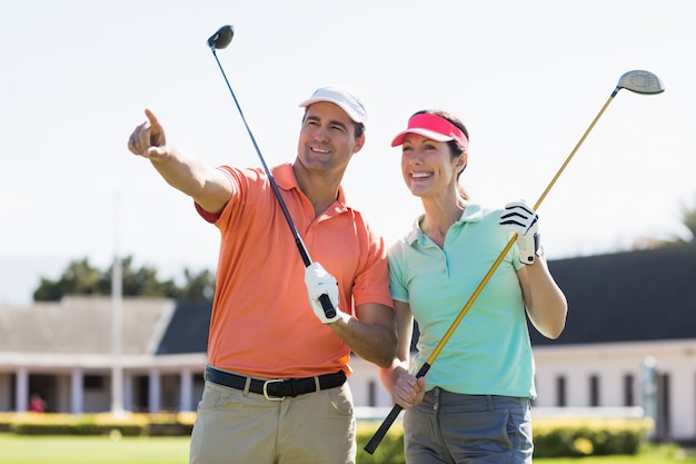 Golfer Mann zeigt im Stehen von Frau