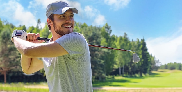 Golfer schlägt einen Fairway-Schuss in Richtung Clubhaus