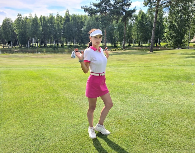 Golferin hält Golfschläger auf dem Feld