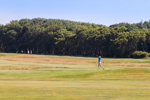 Golfista en campo de golf Etretat Normandía Francia