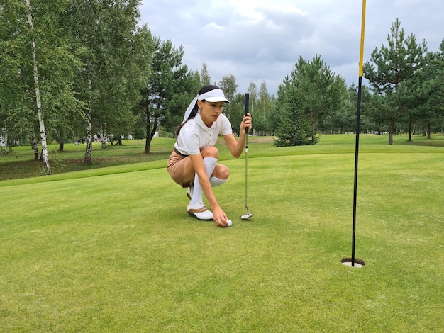 Foto golfista en campo de golf putts en campo verde