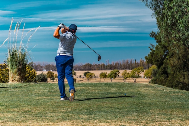 Foto golfista disparando una pelota de golf