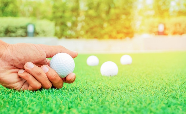 Foto golfista é escolher golfball no campo de golfe