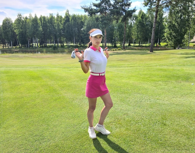 Golfista femenina tiene palo de golf en el campo