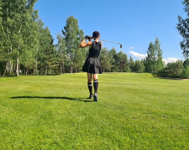 Golfista feminina joga golfe e segura tacos de golfe
