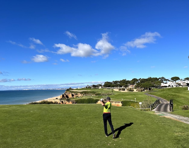 Golfista golpea con palo en campo de golf