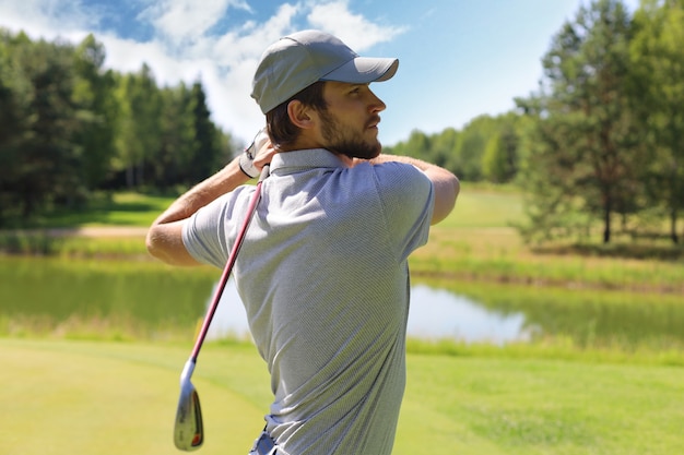 Golfista golpea un tiro de calle hacia la casa club.