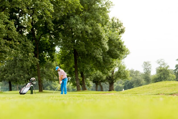 Golfista jogando no belo campo de golfe