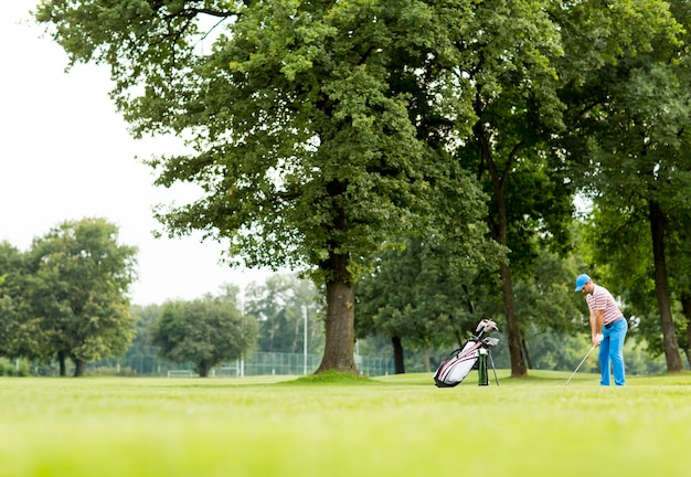 Golfista jogando no belo campo de golfe