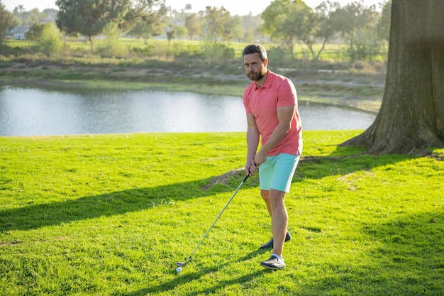 Golfista jugando al golf en el campo de golf por la noche Hombre jugando al golf en un campo de golf bajo el sol