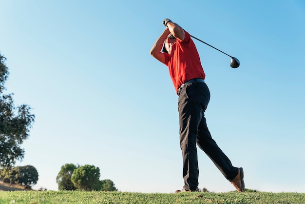 Golfista jugando en campo de golf. Concepto de golf.